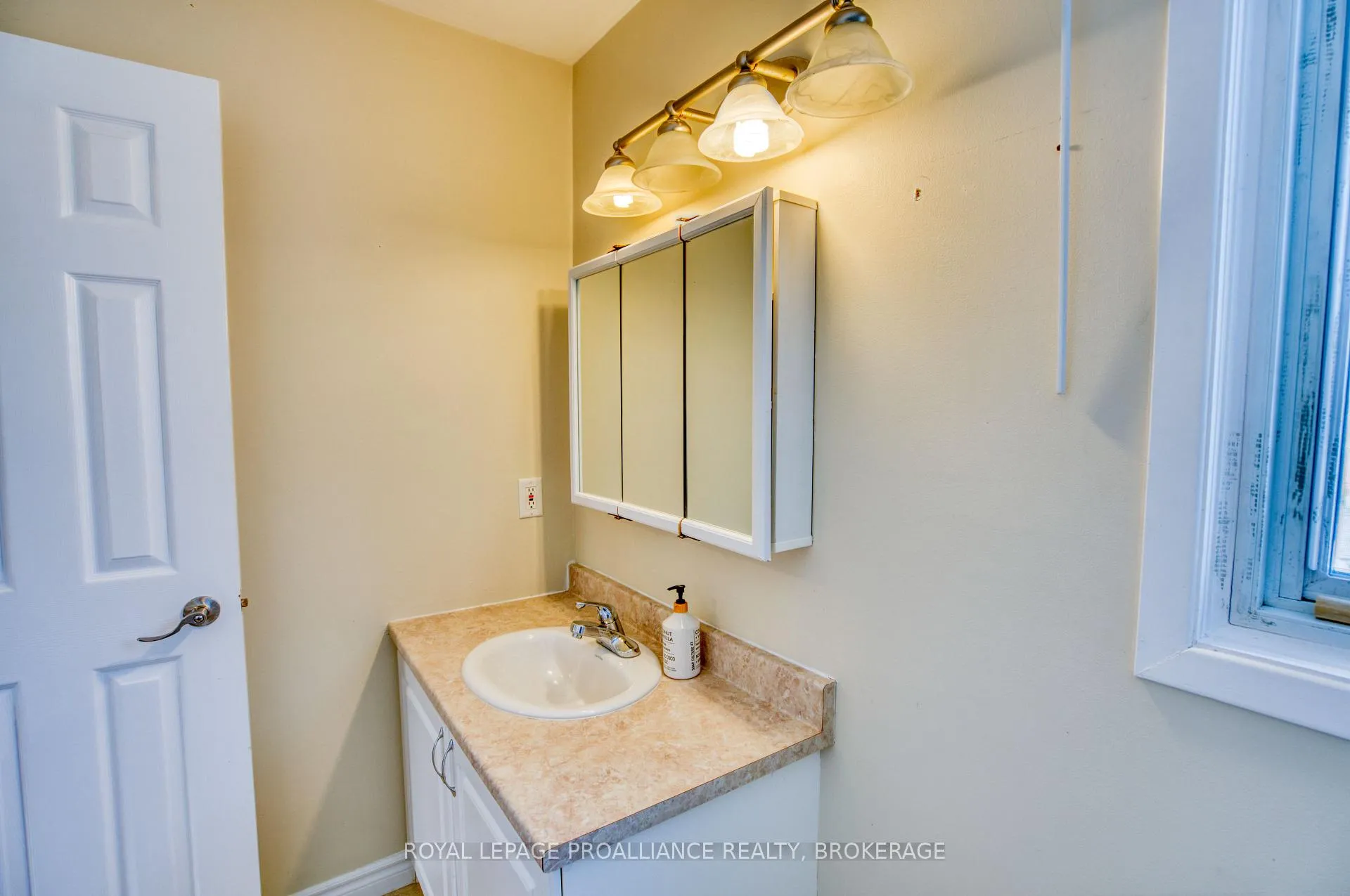 Photo 44 of 937 Killarney Crescent, Kingston, East Gardiners Rd — HOMEH