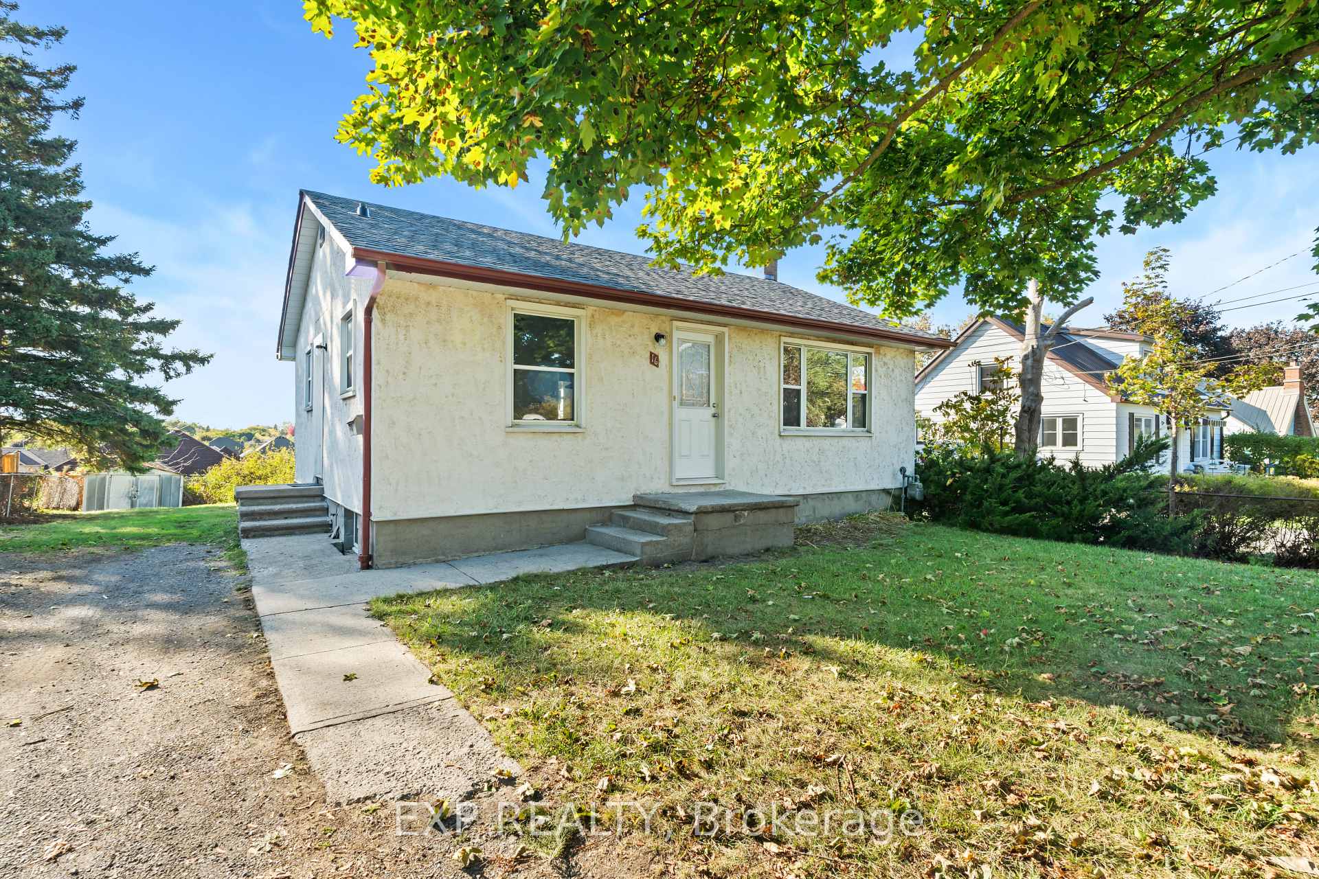 Front of 16 Valleyview Crescent