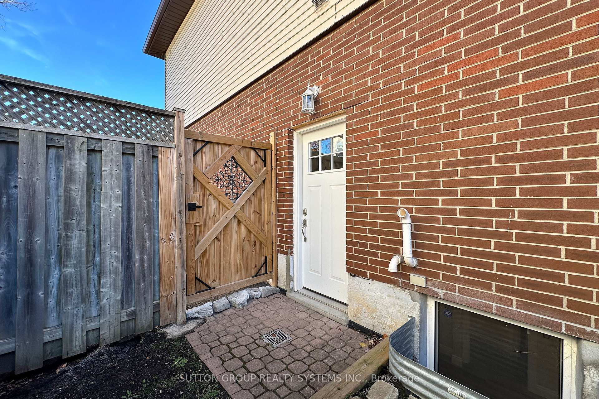Photo 3 of Unit lower, 401 Vancouver Crescent, Oshawa, Vanier — HOMEH