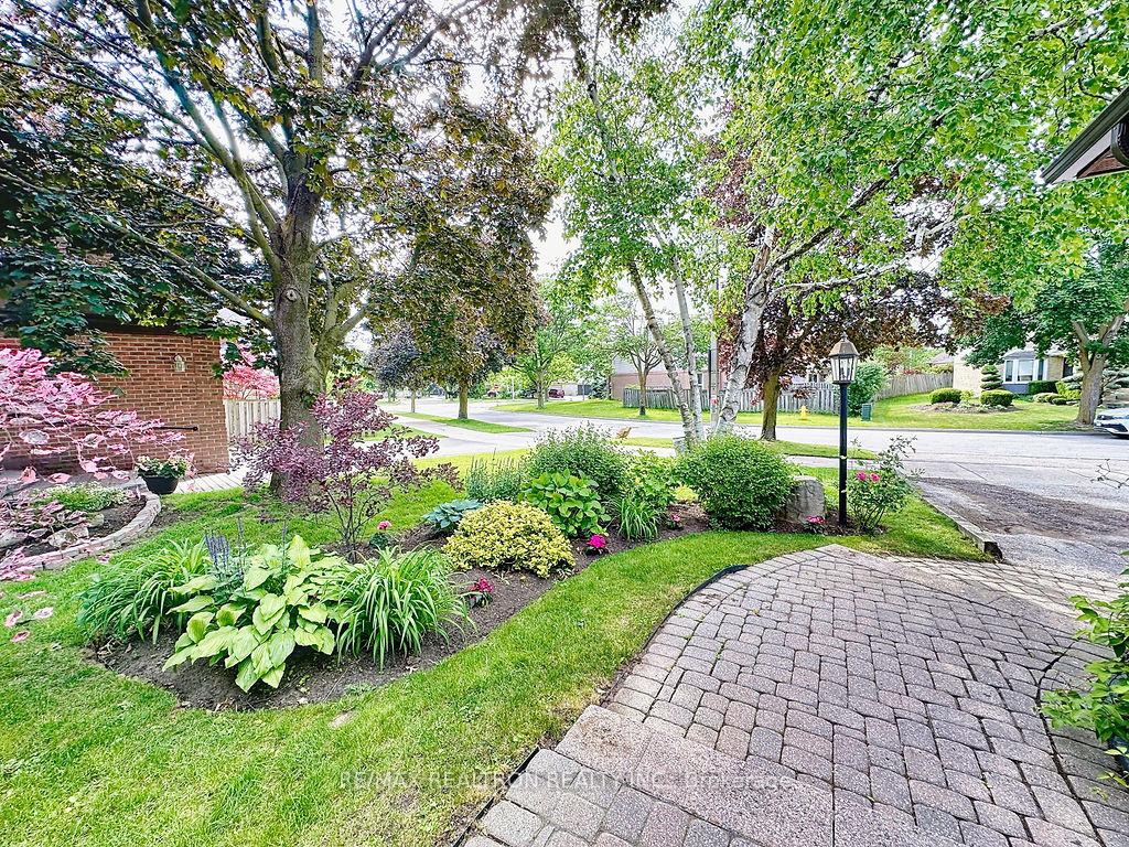 Photo 3 of 17 Colvin Crescent, Vaughan, Brownridge — HOMEH
