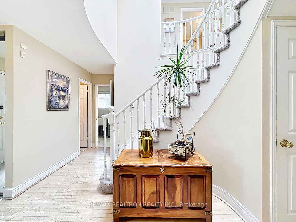 Photo 5 of 17 Colvin Crescent, Vaughan, Brownridge — HOMEH
