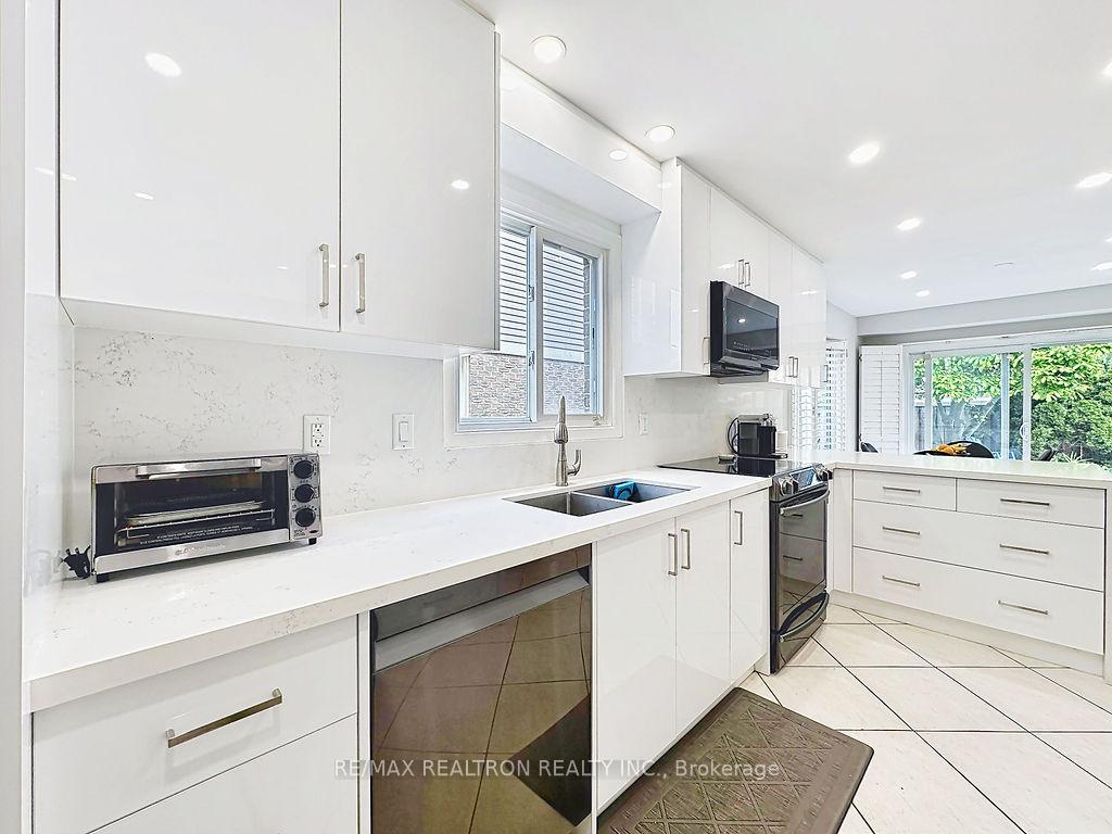 Photo 9 of 17 Colvin Crescent, Vaughan, Brownridge — HOMEH