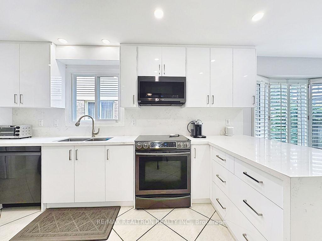 Photo 10 of 17 Colvin Crescent, Vaughan, Brownridge — HOMEH