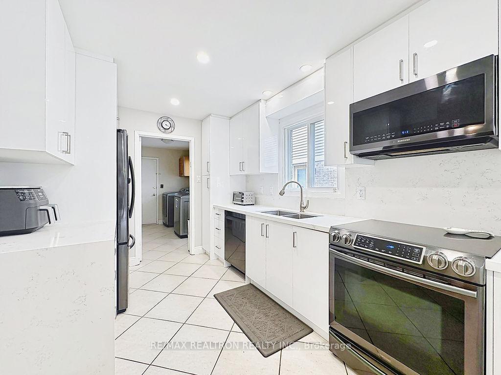 Photo 11 of 17 Colvin Crescent, Vaughan, Brownridge — HOMEH