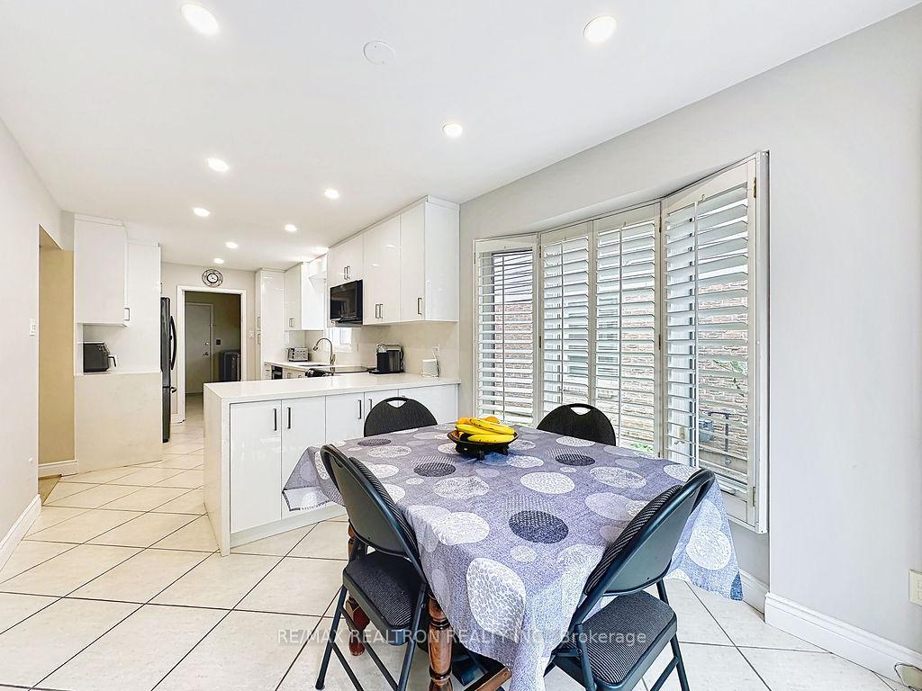 Photo 12 of 17 Colvin Crescent, Vaughan, Brownridge — HOMEH