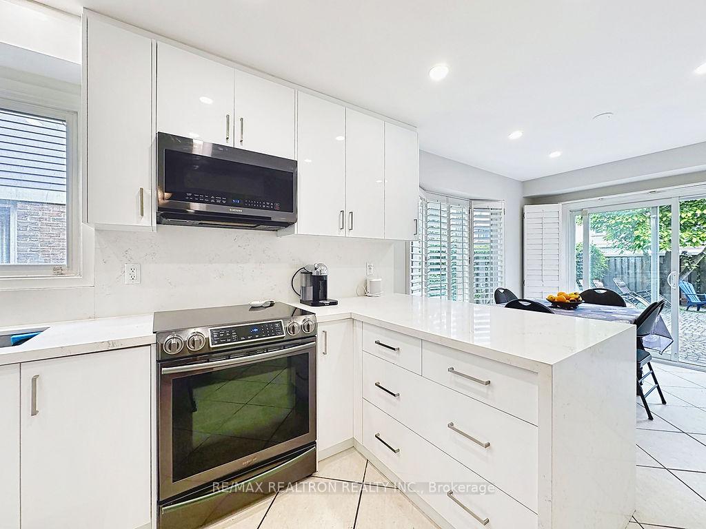 Photo 13 of 17 Colvin Crescent, Vaughan, Brownridge — HOMEH