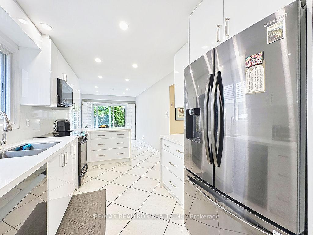 Photo 14 of 17 Colvin Crescent, Vaughan, Brownridge — HOMEH