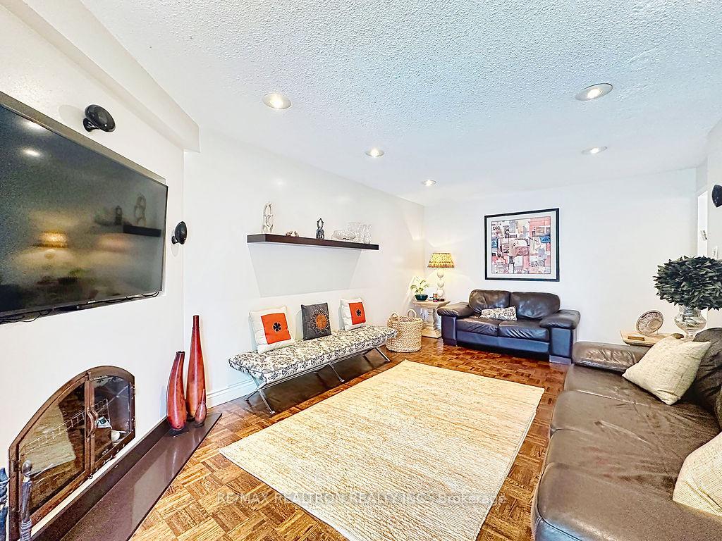 Photo 18 of 17 Colvin Crescent, Vaughan, Brownridge — HOMEH
