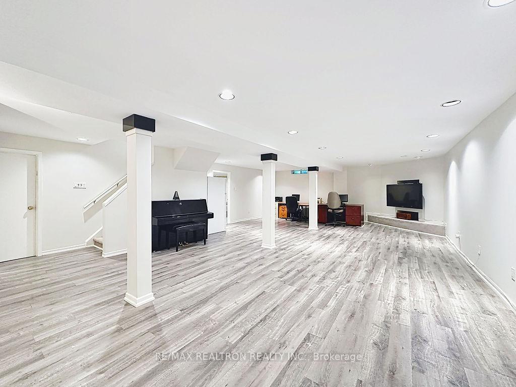 Photo 41 of 17 Colvin Crescent, Vaughan, Brownridge — HOMEH