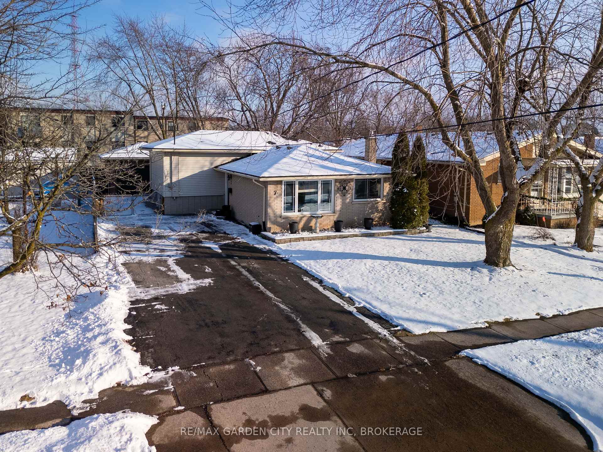 Photo 1 of 7 Memorial Park Drive, Welland, Lincoln/Crowland — HOMEH