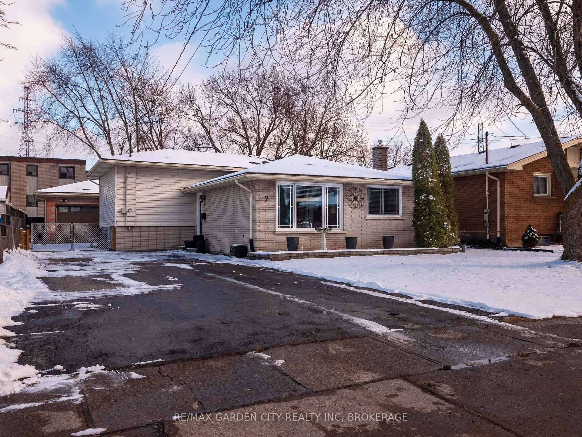 Photo 2 of 7 Memorial Park Drive, Welland, Lincoln/Crowland — HOMEH