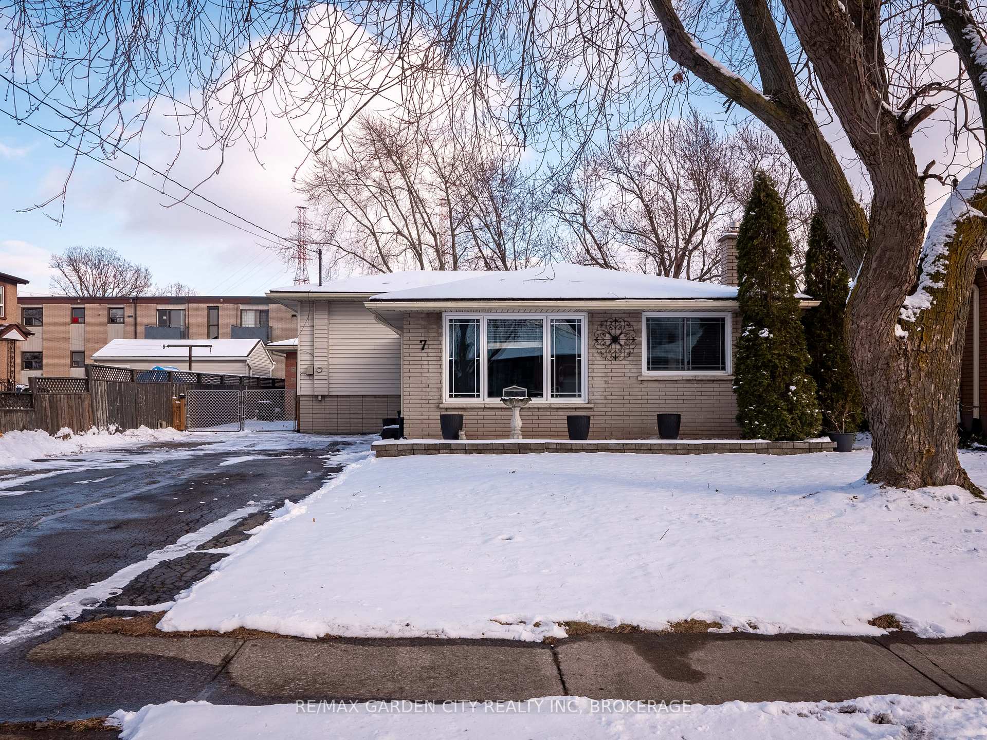 Photo 3 of 7 Memorial Park Drive, Welland, Lincoln/Crowland — HOMEH