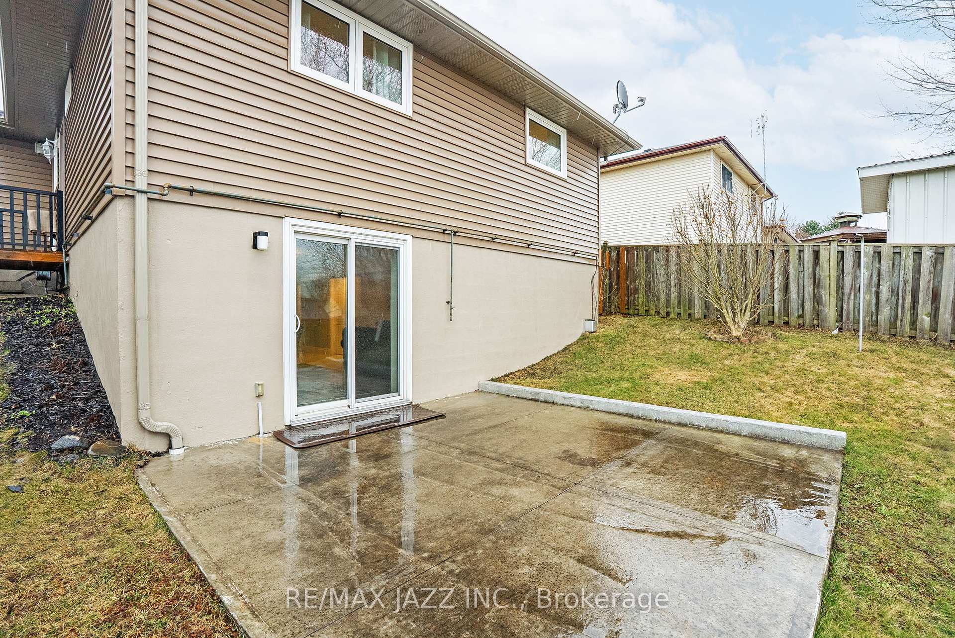 Photo 46 of 922 Southdown Drive, Oshawa, Donevan — HOMEH