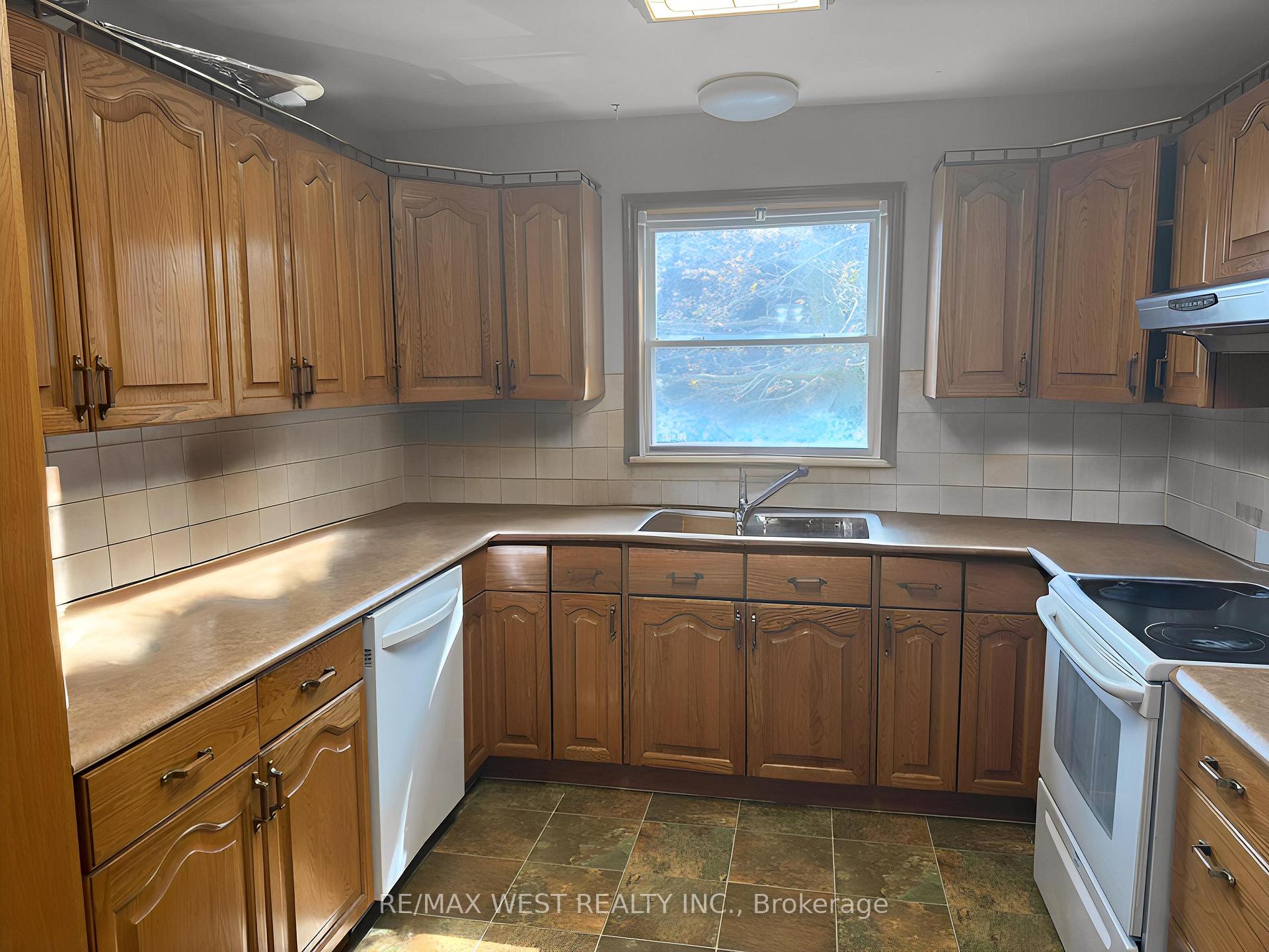Photo 6 of 816 Brealey Drive, Peterborough, Otonabee Ward 1 — HOMEH