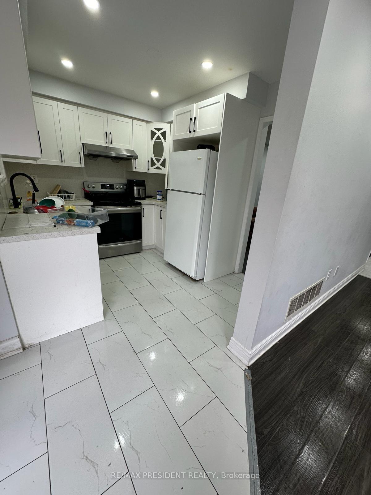 Photo 4 of 40 Mosley Crescent, Brampton, Fletcher's West — HOMEH