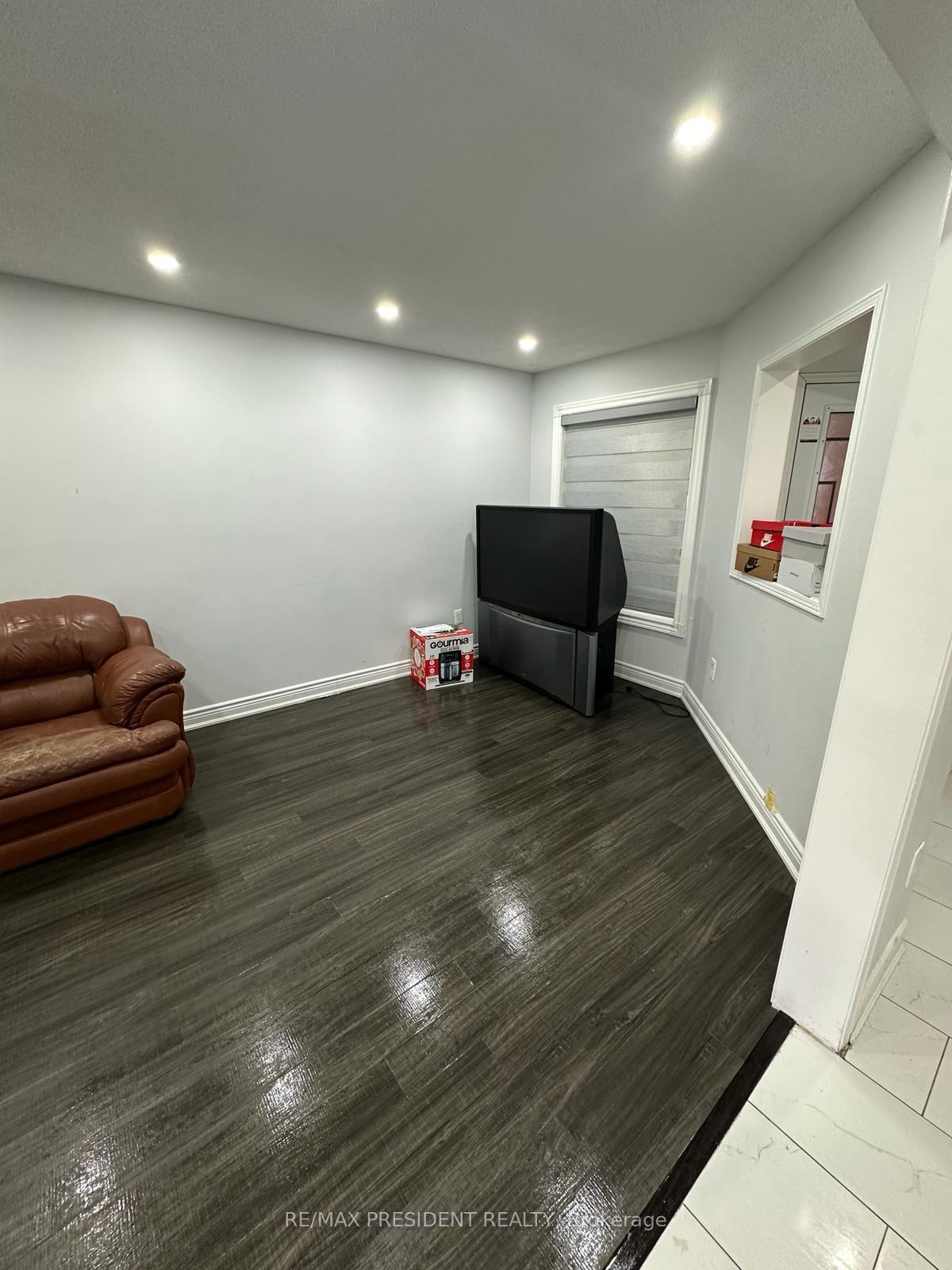 Photo 7 of 40 Mosley Crescent, Brampton, Fletcher's West — HOMEH