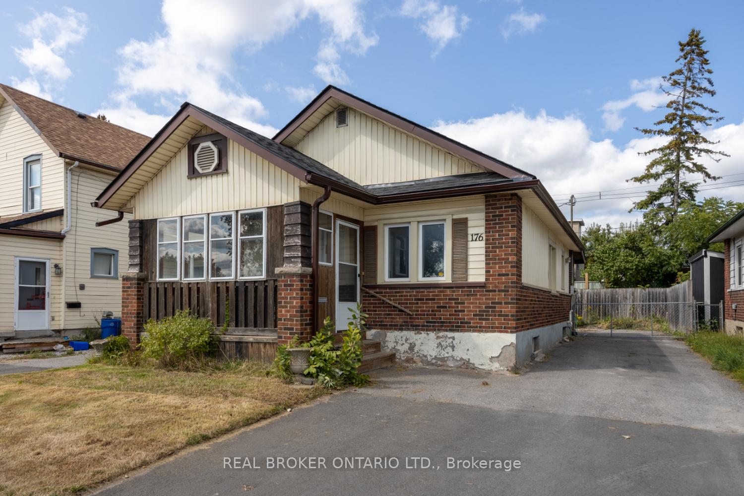 Photo 2 of 176 Lansdowne Street W, Peterborough, Town Ward 3 — HOMEH