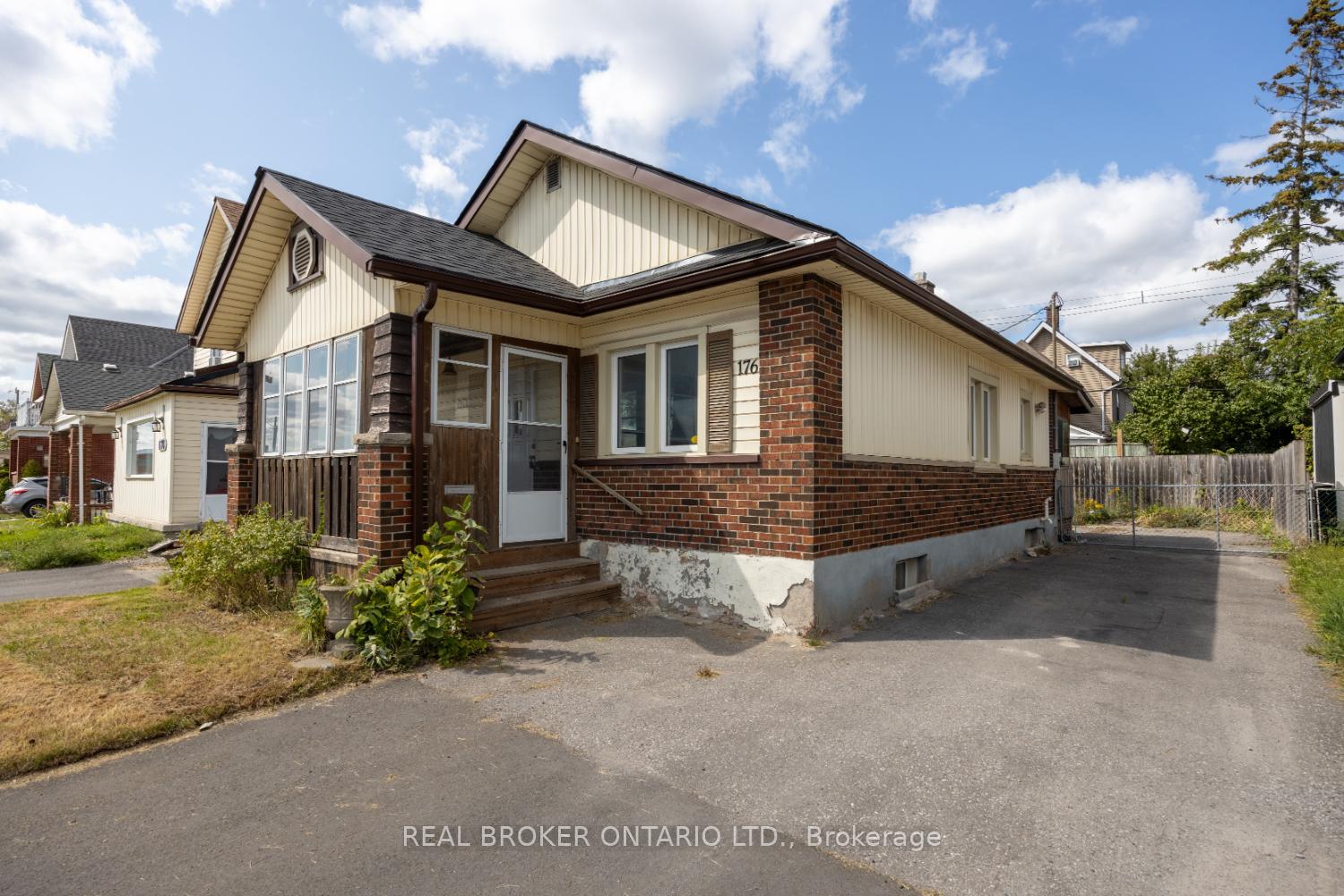 Photo 4 of 176 Lansdowne Street W, Peterborough, Town Ward 3 — HOMEH
