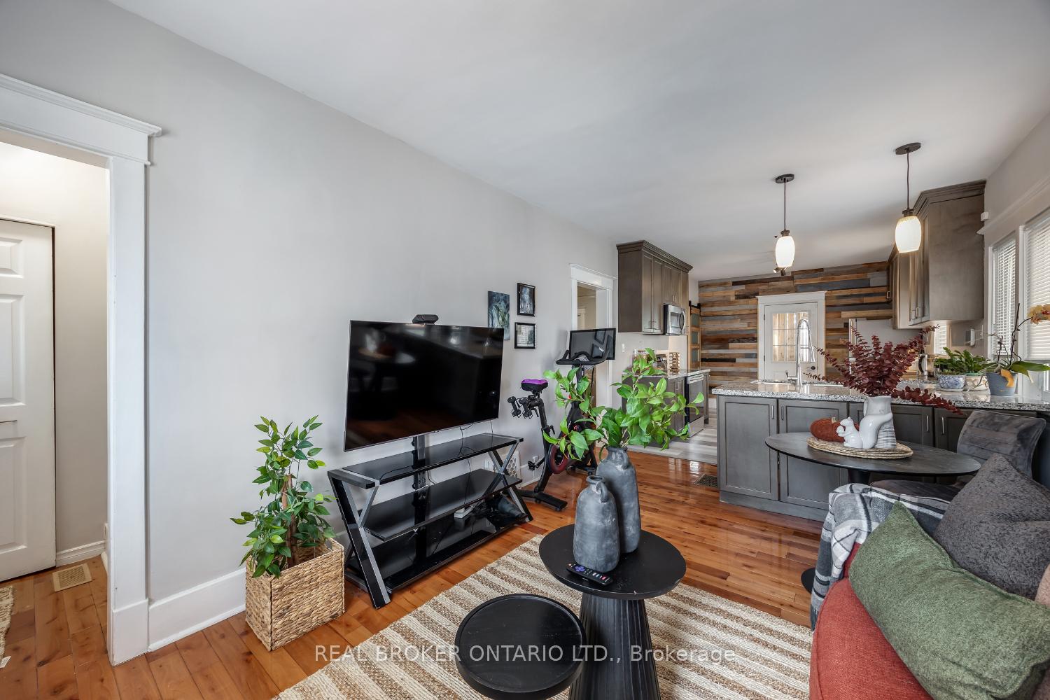 Photo 11 of 176 Lansdowne Street W, Peterborough, Town Ward 3 — HOMEH