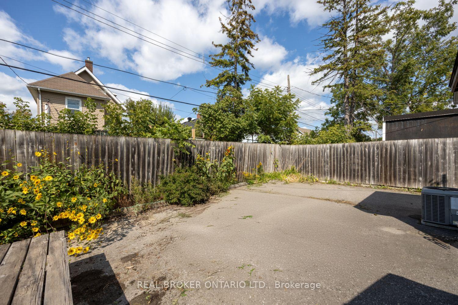 Photo 24 of 176 Lansdowne Street W, Peterborough, Town Ward 3 — HOMEH