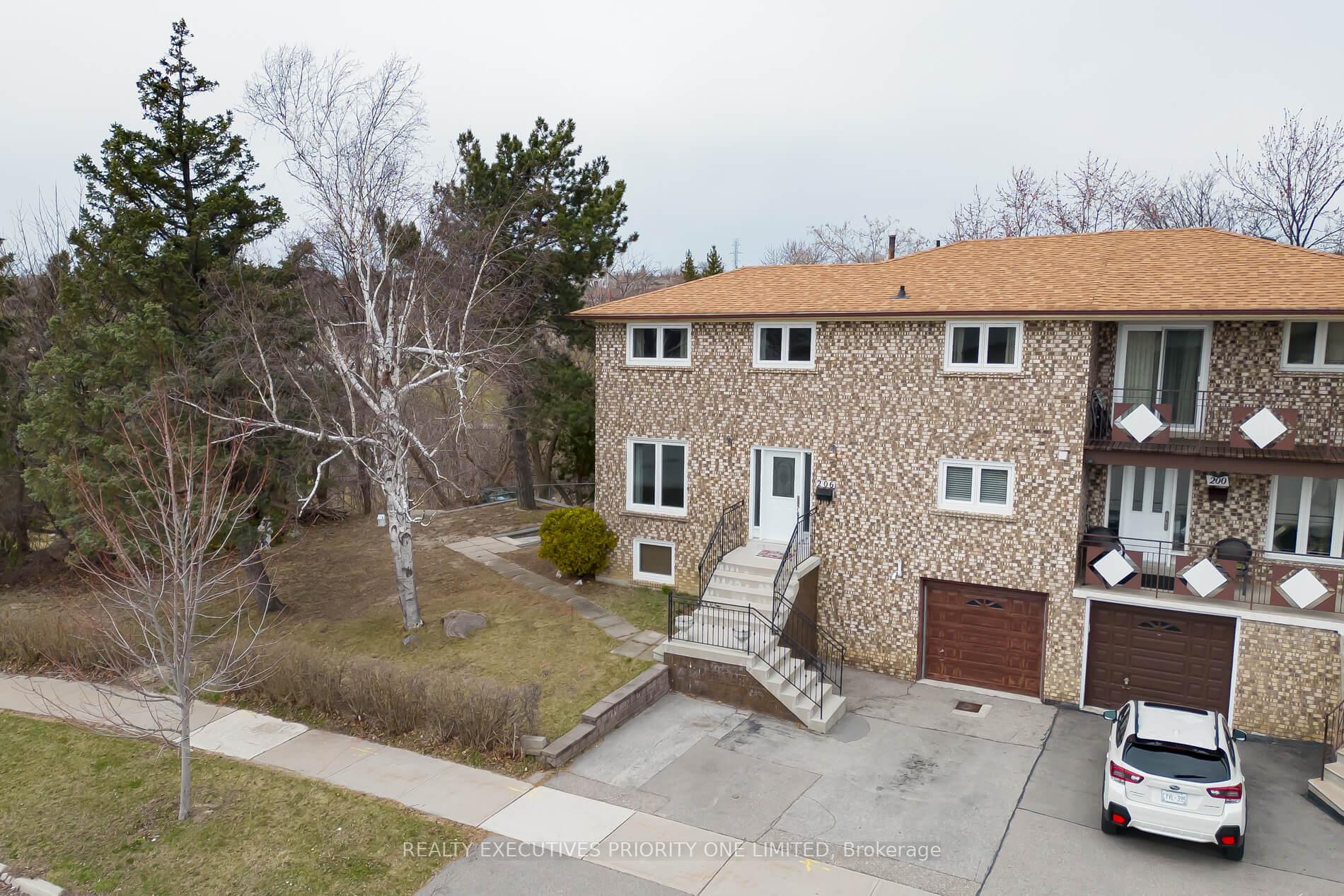 Photo 2 of 206 Andrew Park, Vaughan, West Woodbridge — HOMEH