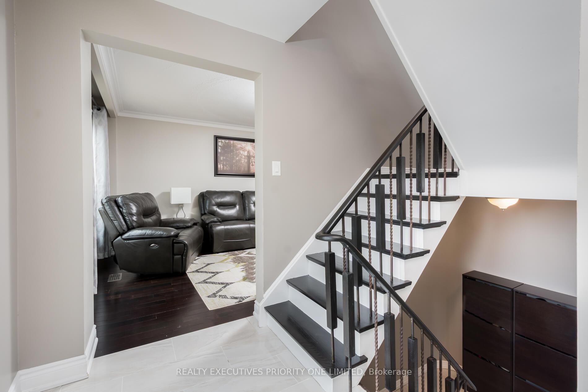 Photo 4 of 206 Andrew Park, Vaughan, West Woodbridge — HOMEH
