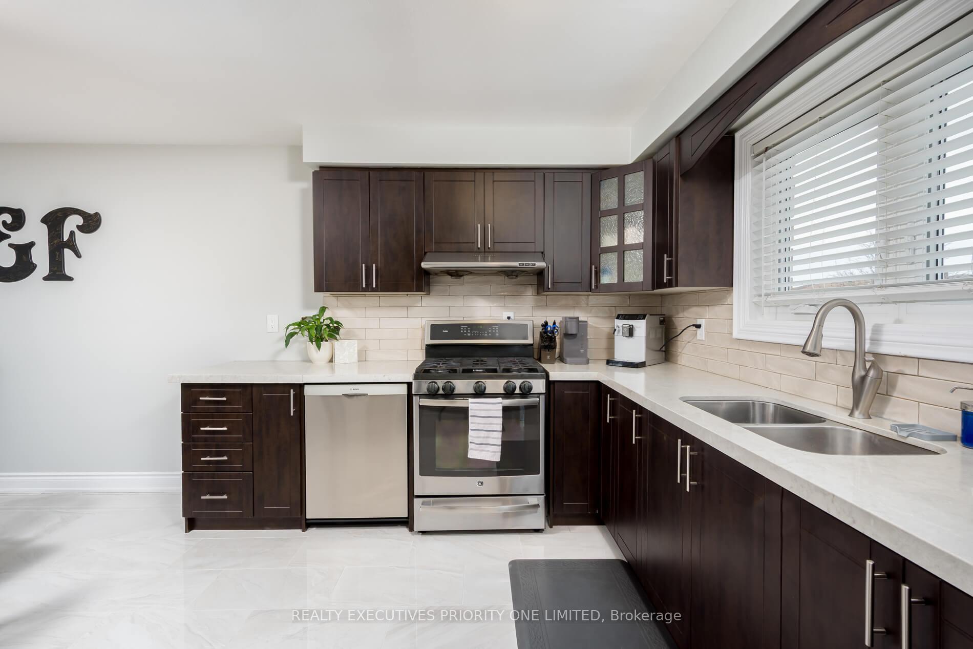 Photo 11 of 206 Andrew Park, Vaughan, West Woodbridge — HOMEH