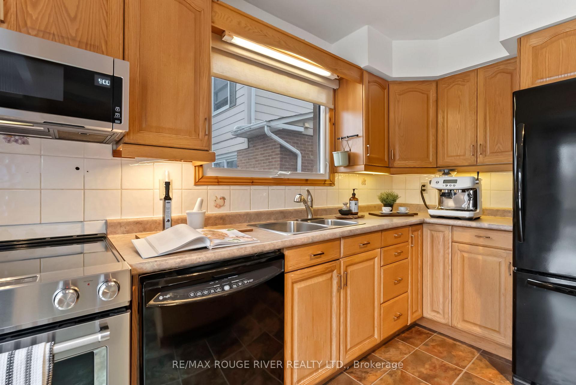 Photo 14 of 554 Reynolds Street, Whitby, Downtown Whitby — HOMEH