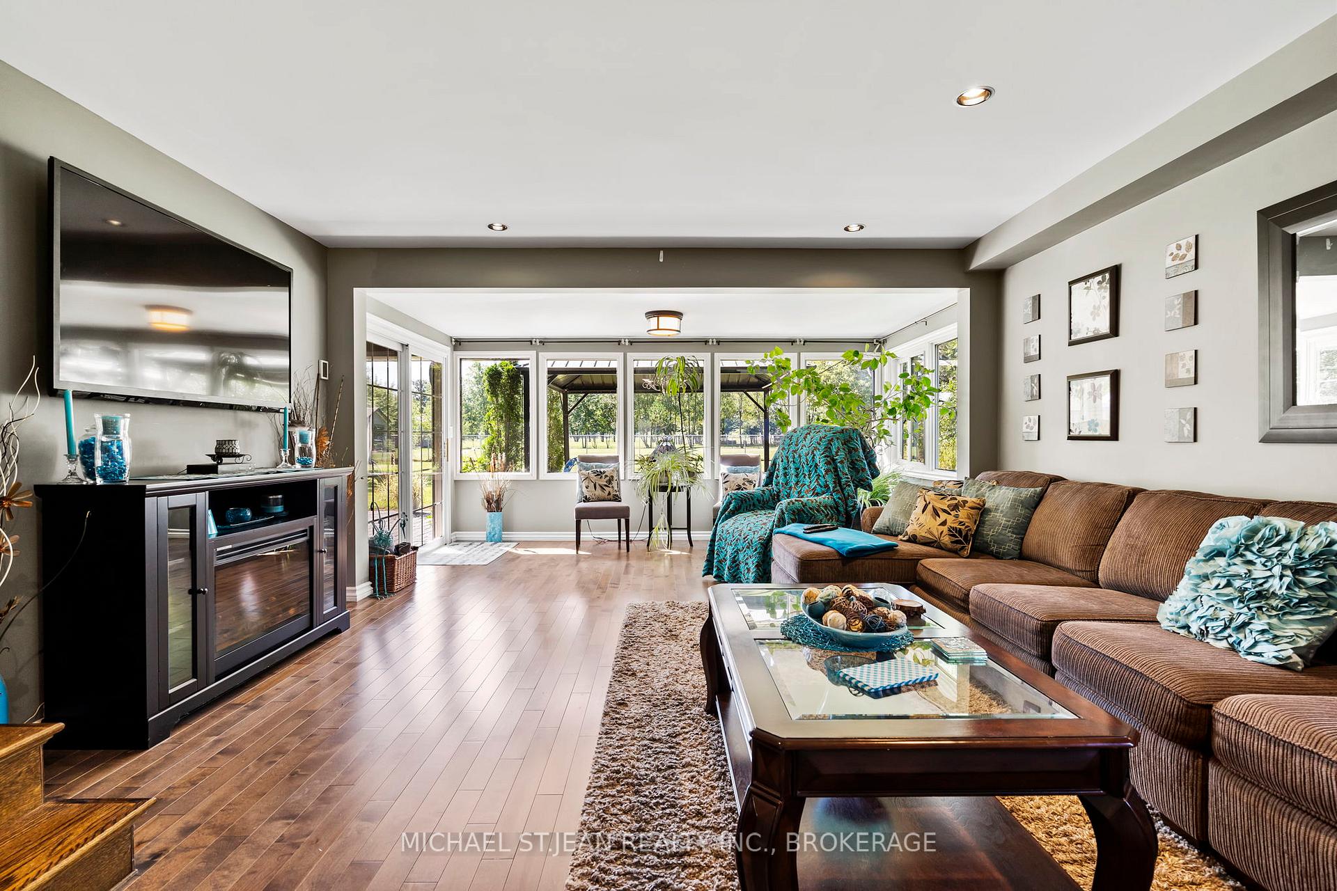 Photo 17 of 539 Forks Road, Welland, Broadway — HOMEH