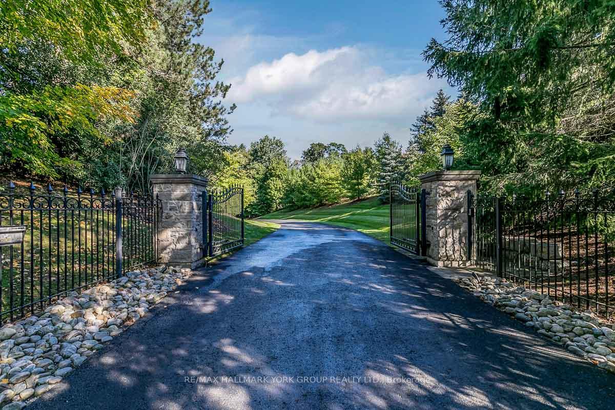 Photo 4 of 16 Hunters Glen Road, Aurora, Aurora Estates — HOMEH