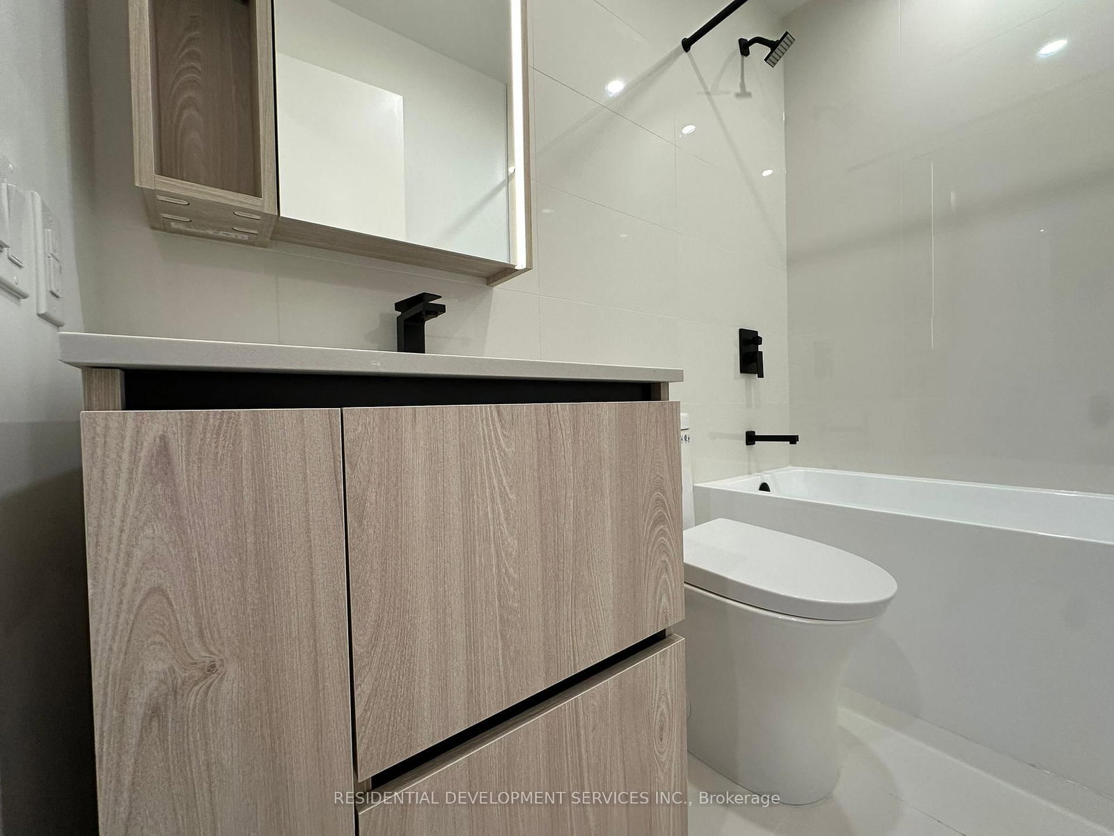 Photo 7 of Unit 712, 699 Sheppard Ave E, North York, Bayview Village — HOMEH