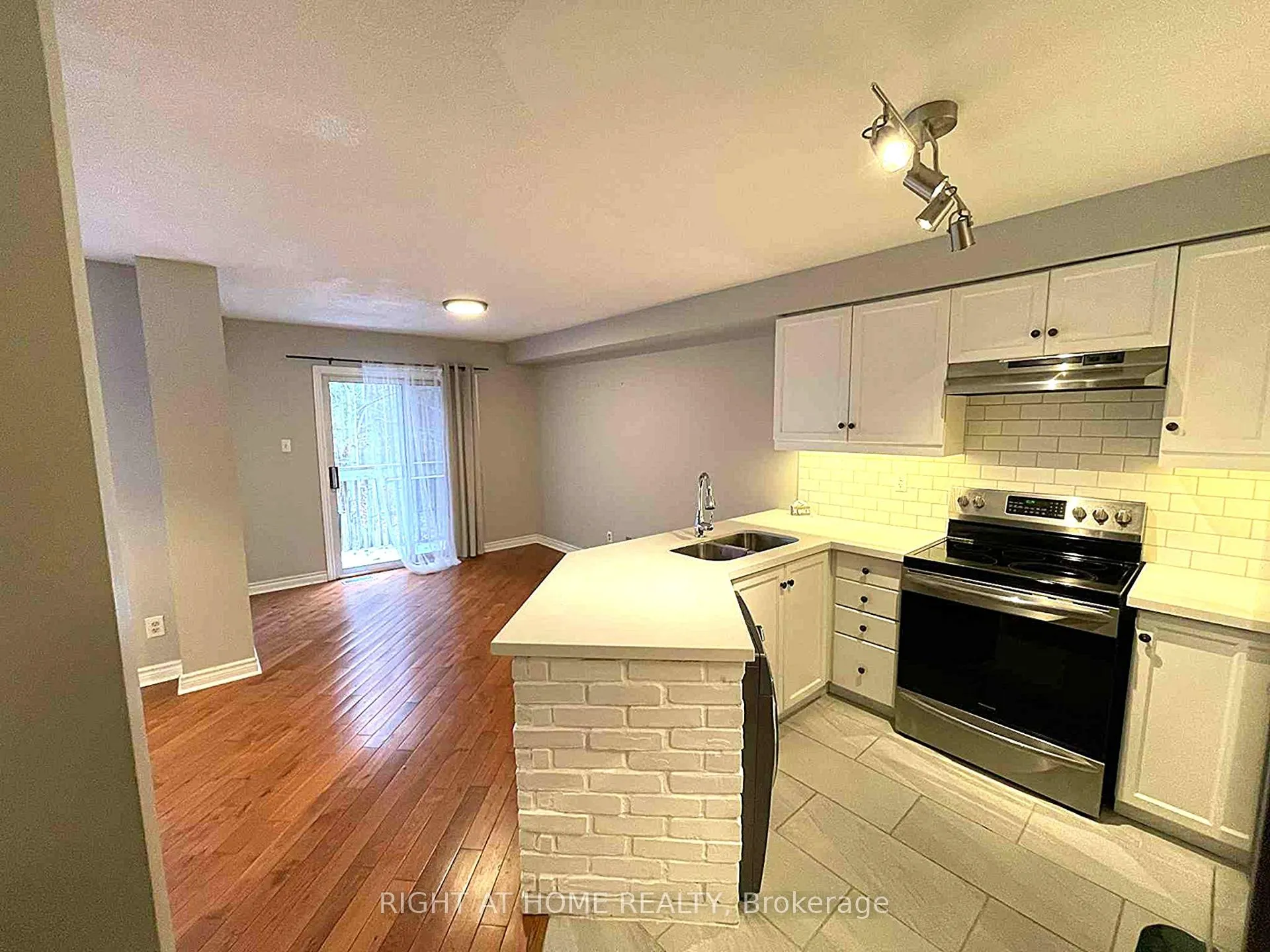 Photo 8 of 294 Ferndale Drive S, Barrie, Ardagh — HOMEH