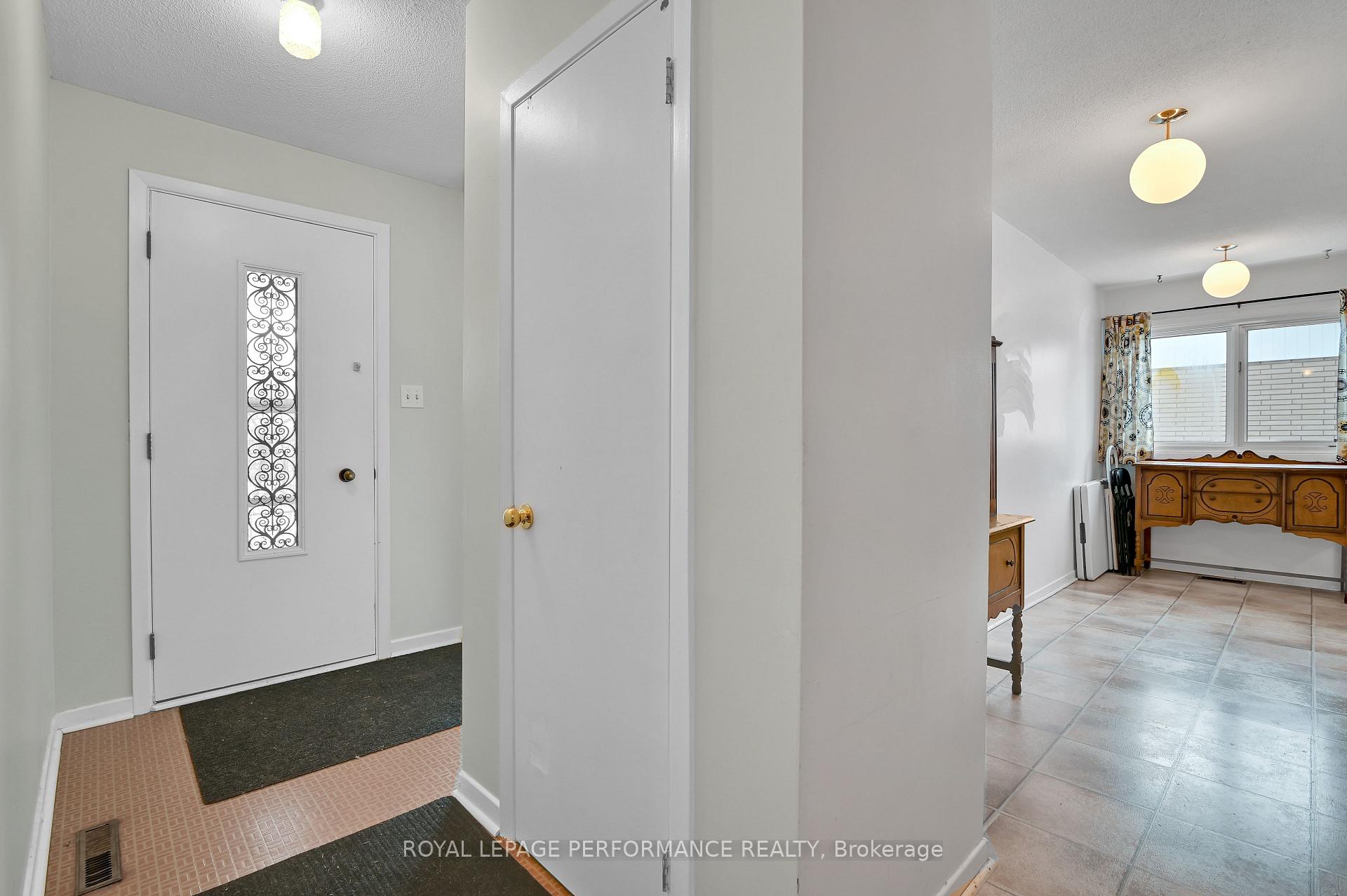 Photo 3 of 882 Balsam Drive, Ottawa, Chatelaine Village — HOMEH