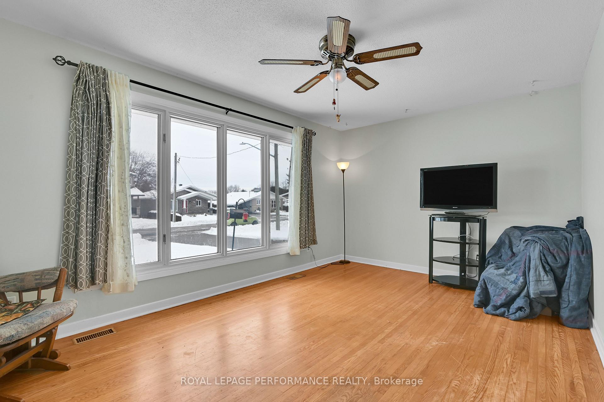 Photo 4 of 882 Balsam Drive, Ottawa, Chatelaine Village — HOMEH