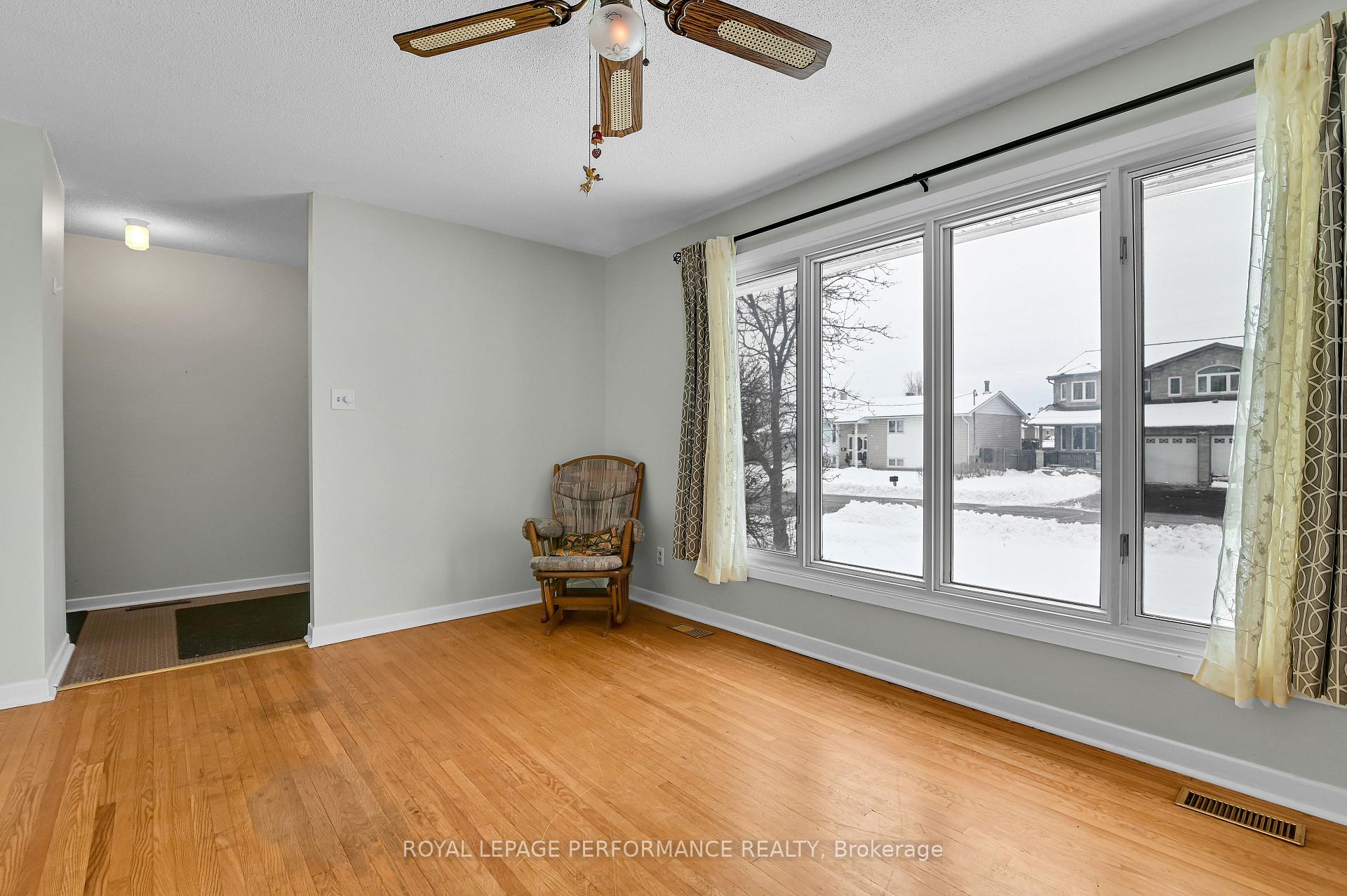 Photo 5 of 882 Balsam Drive, Ottawa, Chatelaine Village — HOMEH