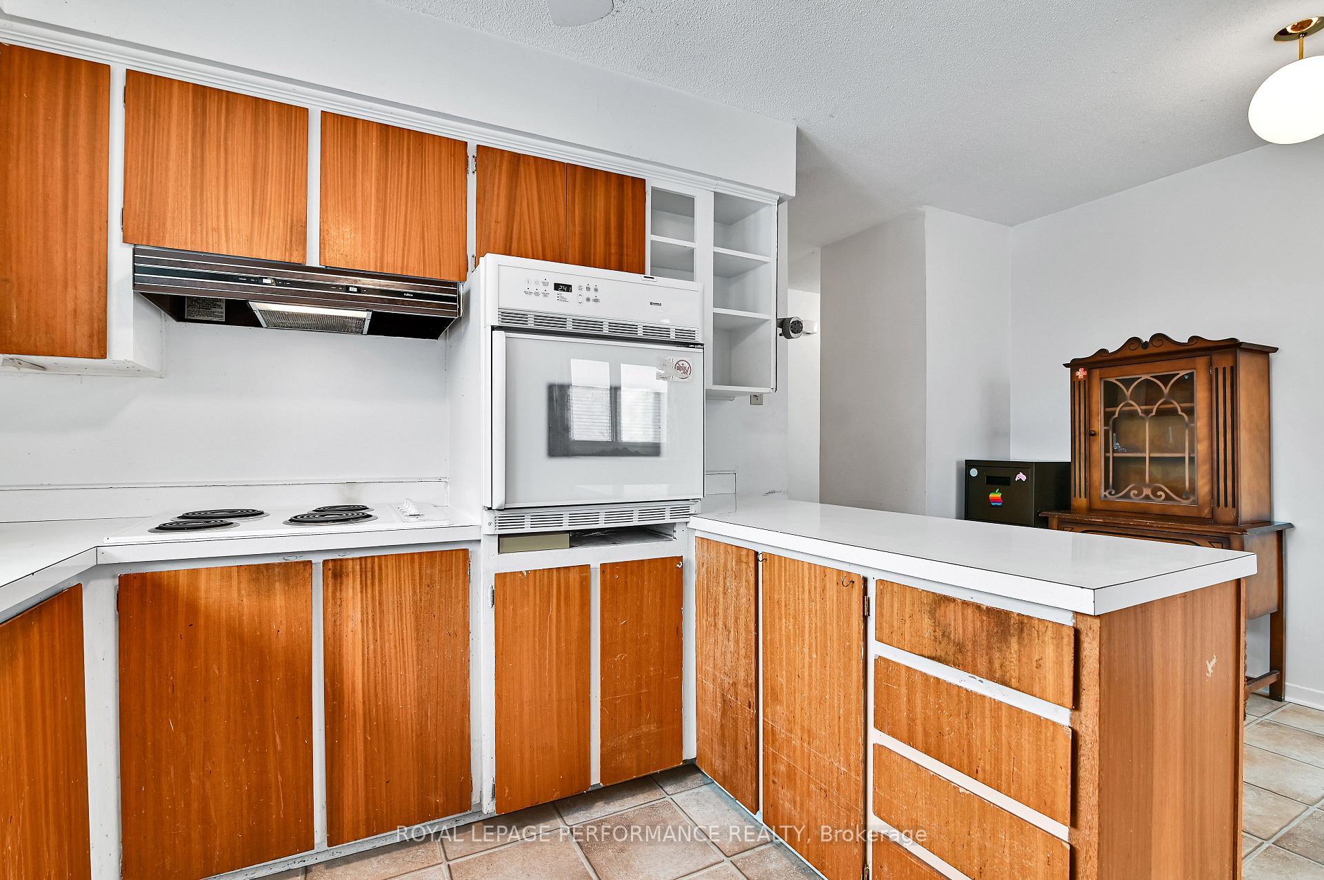 Photo 7 of 882 Balsam Drive, Ottawa, Chatelaine Village — HOMEH