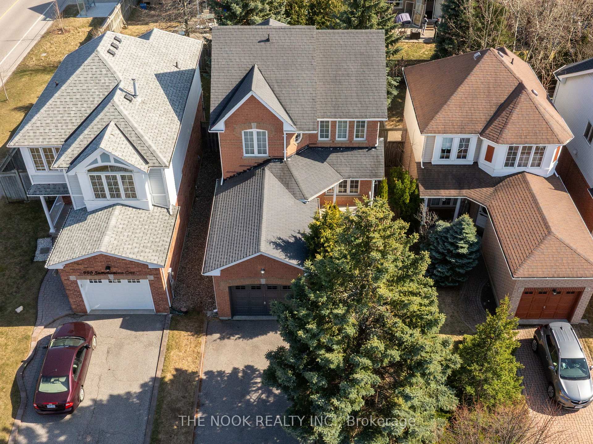 Front of 992 Summitview Crescent