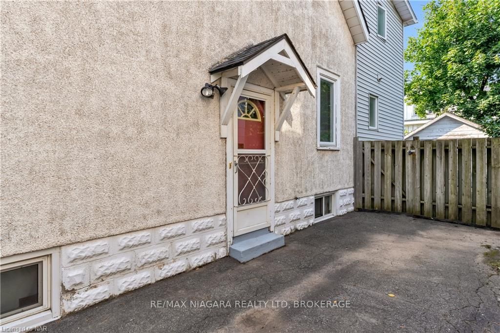 Photo 2 of 18 Hooker Street, Welland, Broadway — HOMEH