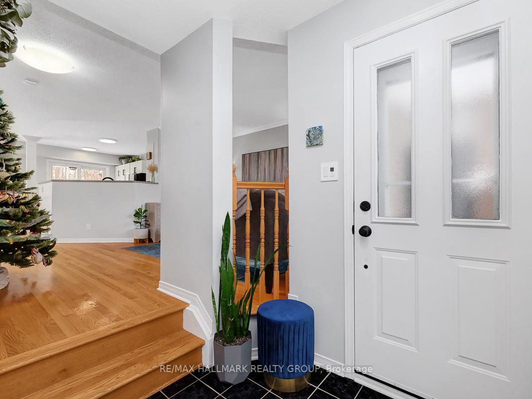 Photo 3 of 464 Lawler Crescent, Ottawa, Chatelaine Village — HOMEH