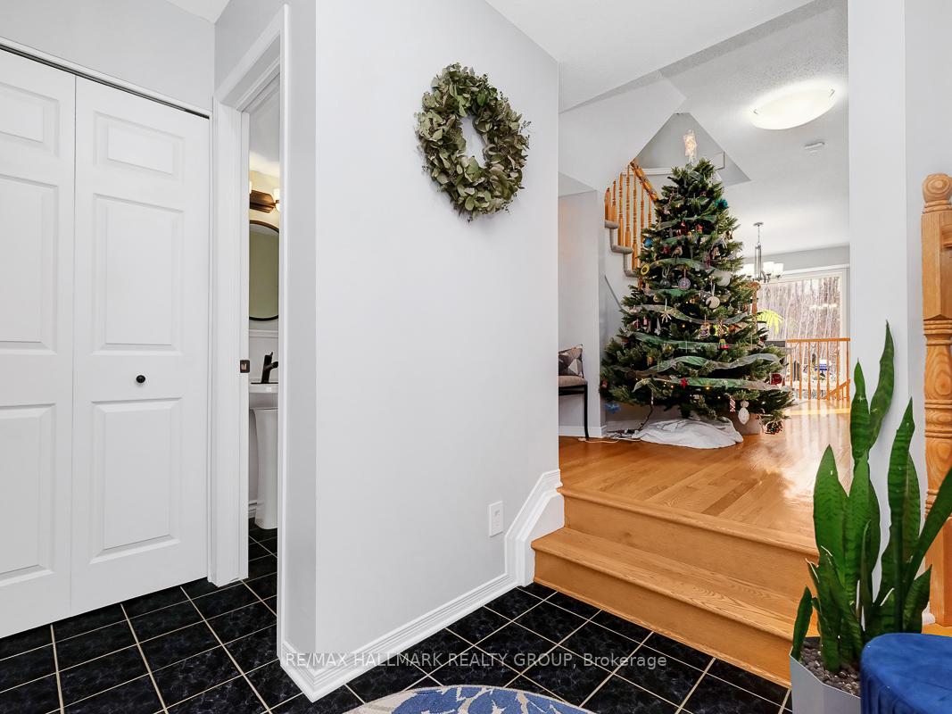 Photo 4 of 464 Lawler Crescent, Ottawa, Chatelaine Village — HOMEH