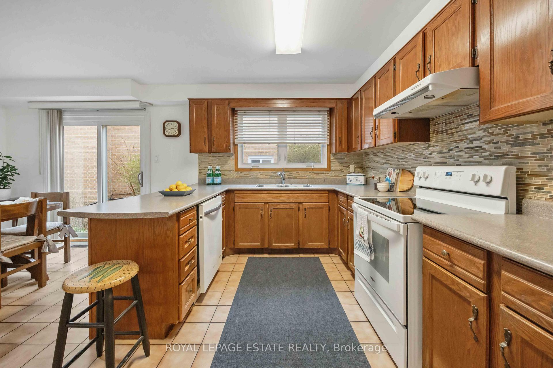 Photo 7 of 124 Glen Shields Avenue, Vaughan, Glen Shields — HOMEH