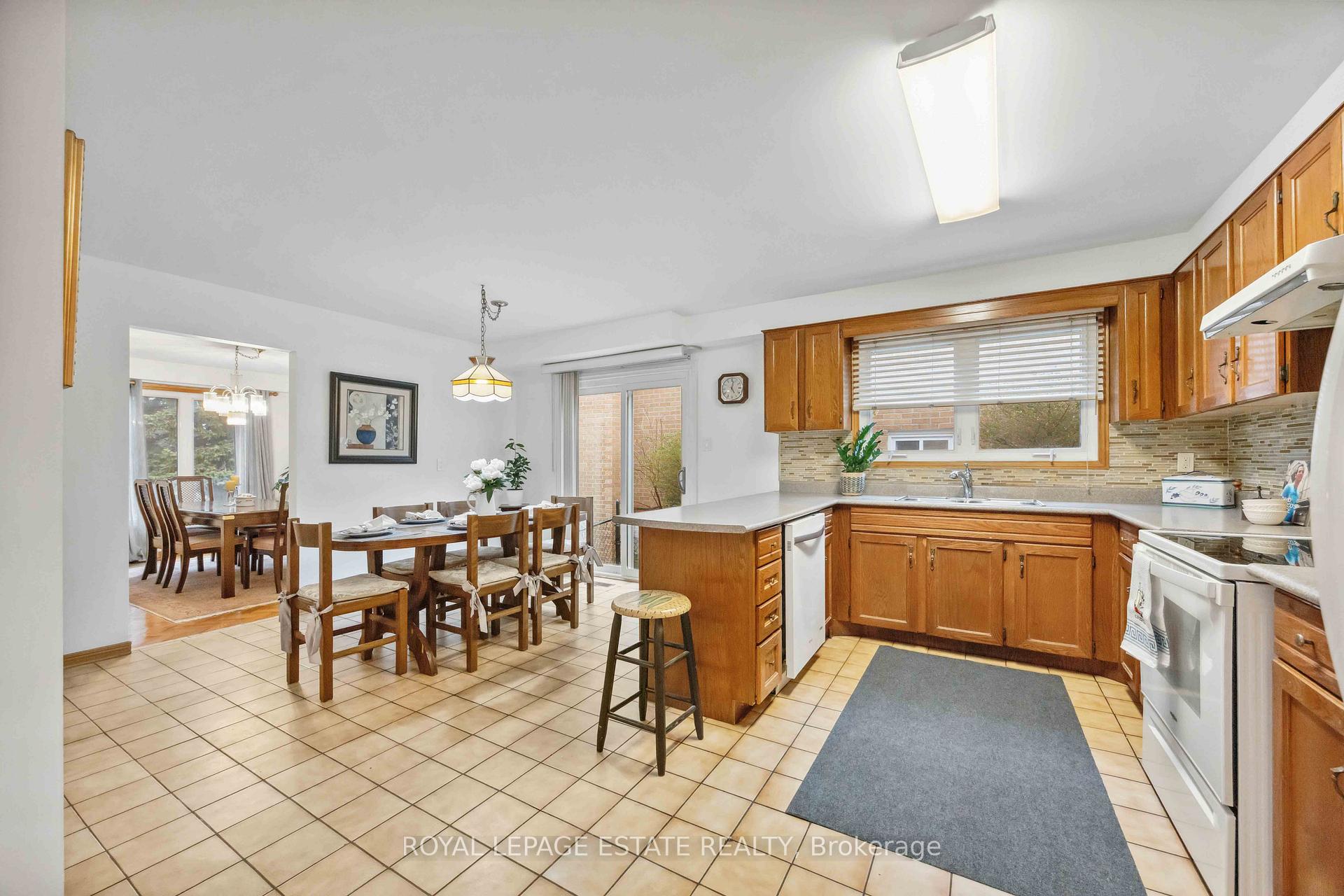 Photo 8 of 124 Glen Shields Avenue, Vaughan, Glen Shields — HOMEH