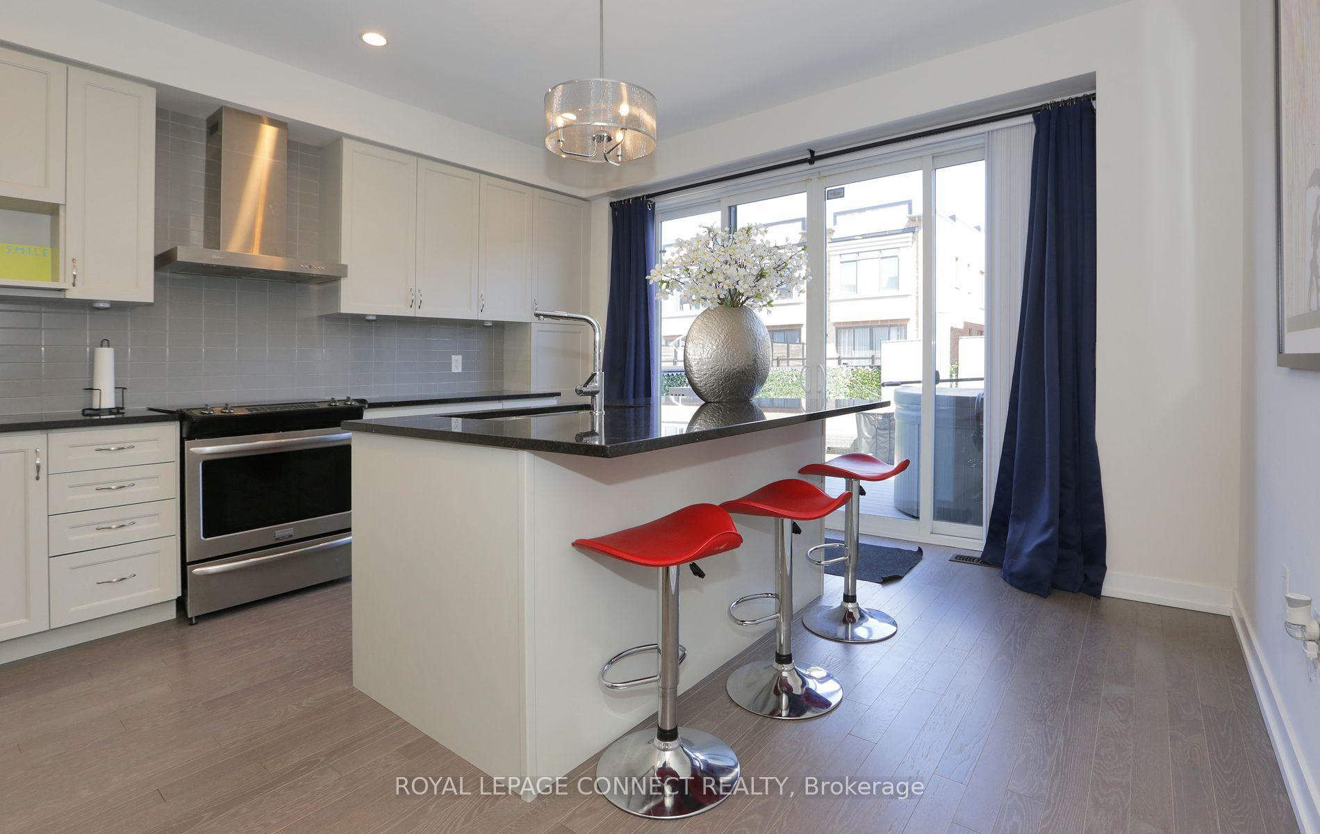 Photo 4 of 199 Salterton Circle, Vaughan, Rural Vaughan — HOMEH