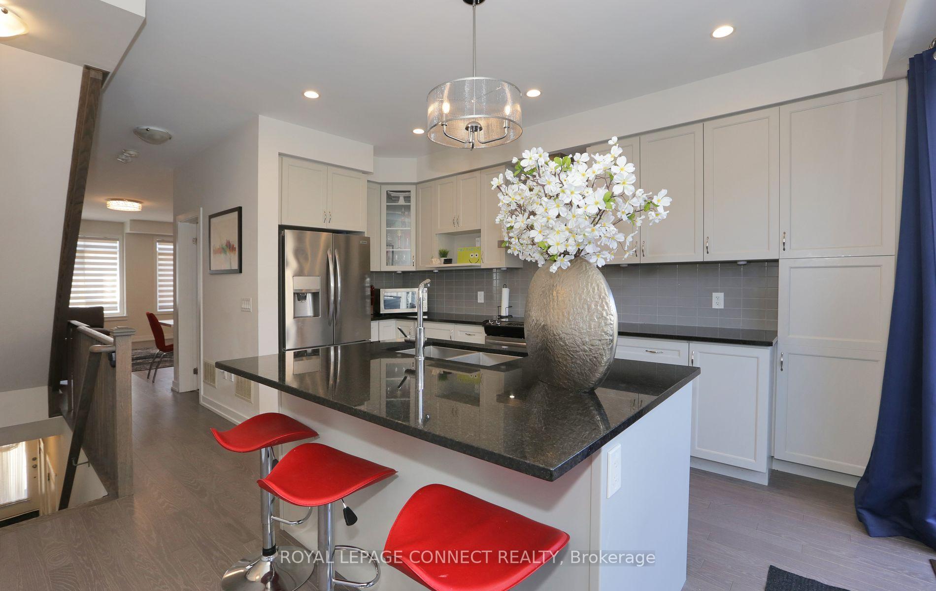 Photo 8 of 199 Salterton Circle, Vaughan, Rural Vaughan — HOMEH