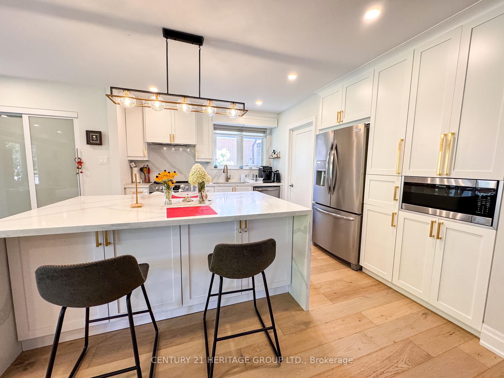 Photo 5 of 44 Devins Drive, Aurora, Aurora Heights — HOMEH