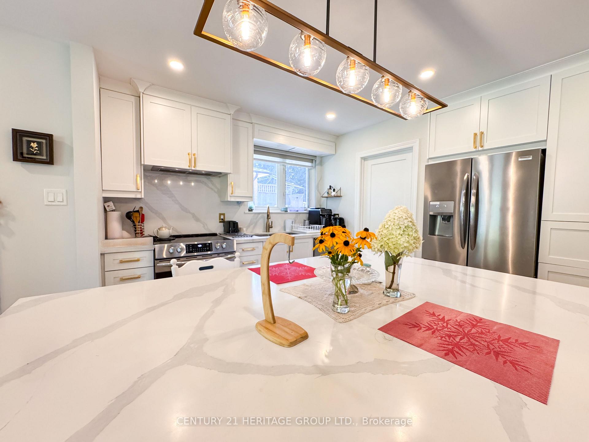 Photo 3 of 44 Devins Drive, Aurora, Aurora Heights — HOMEH