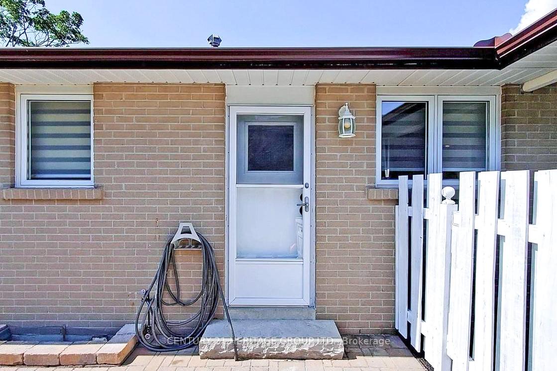 Photo 10 of 44 Devins Drive, Aurora, Aurora Heights — HOMEH