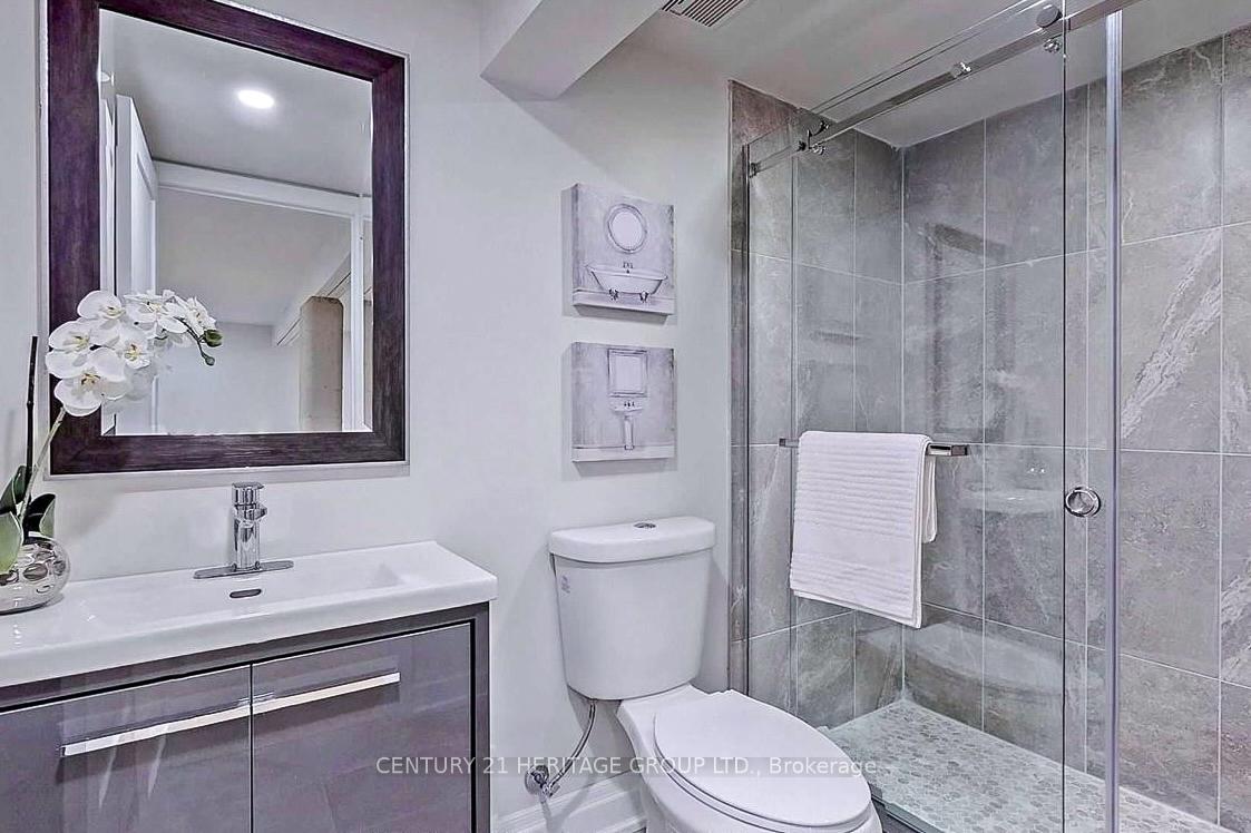 Photo 13 of 44 Devins Drive, Aurora, Aurora Heights — HOMEH