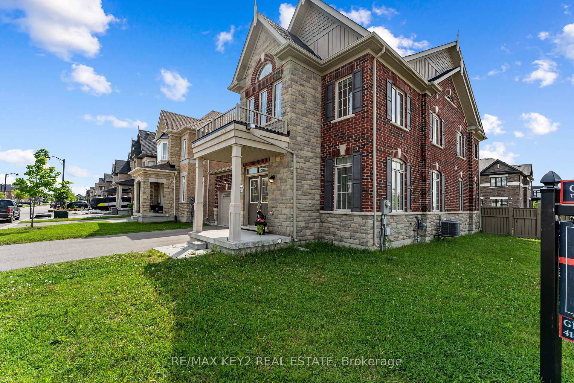 Photo 2 of 42 Boone Crescent, Vaughan, Kleinburg — HOMEH