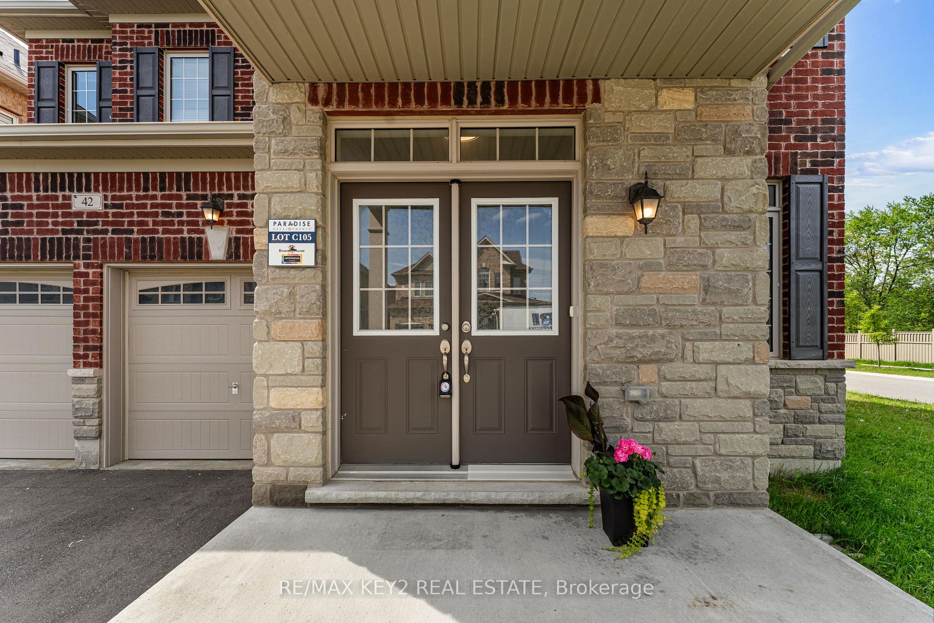 Photo 3 of 42 Boone Crescent, Vaughan, Kleinburg — HOMEH